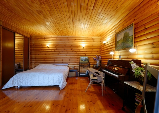 При этом есть возможность либо организовать еще одну детскую, либо объединить комнаты и укрупнить пространство.<br />В состав дома входит просторная крытая веранда, объединяющая жилое пространство с зоной барбекю.<br /><br />Дом полностью экологичен, каким и должен быть качественный дом для жизни на природе!<br />Великолепные видовые характеристики в любое время года: летом - бескрайние просторы Волги и щебет птиц, зимой - настоящая Новогодняя сказка!<br /><br /><strong><span style="text-decoration:underline;"> Об участке:</span></strong><br /><br />Участок расположен в 300 метрах от берега Волги.