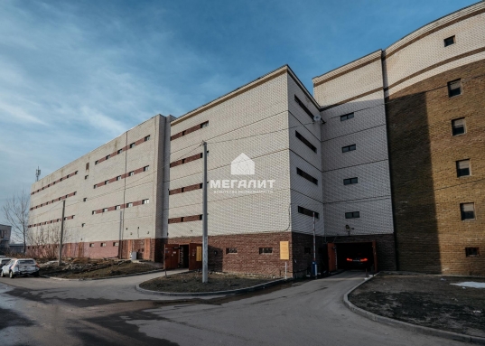 <strong>Хотите купить просторную квартиру для Вашей семьи и переехать, не мучаясь с ремонтом?</strong><br /><br />В продаже просторная евро 4-комн квартира в малоквартирном доме с индивидуальным отоплением! <br />Кирпичный дом 2004 года постройки, отличная шумо- и теплоизоляция, приличное соседство - одни из многих плюсов нашего предложения!<br /><br /><span style="text-decoration:underline;">О КВАРТИРЕ:</span><br />Квартира площадью 131,5 м2 (без учета лоджий) расположена на 2-ом этаже.