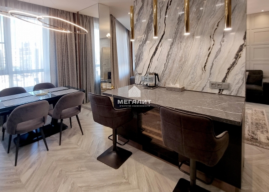 Установлены детская и спортивная площадка, большая зона озеленения и зона отдыха.