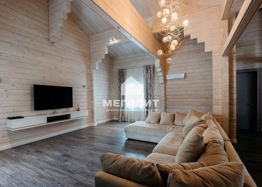 Роскошный дом на берегу Волги