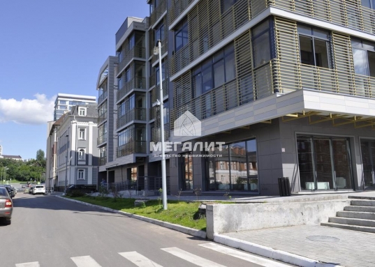 Локация:
- исторический центр города Казани
- первая линия ул. Островского
- вблизи станции метро «Суконная слобода»
- первый этаж жилого дома бизнес-класса

Описание:
- общая площадь помещения 83.6 кв.м.
- удобная планировка
- презентабельная входная группа
- место под вывеску
- большие витражные окна
- большой торговый зал
- коммуникации: водоснабжение, водоотведение, вентиляция, электроснабжение.