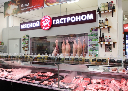 Предлагаем в аренду помещение под ресторан!<br /><strong>Идеальное месторасположение, без конкурентов в городе</strong>!<br /><br />Здание находится в новом активно- застраивающимся районе города <strong>Зеленодольск, по ул. Проспект Строителей д.52.</strong><br /><br /><strong>- площадь 425 кв.м.<br />- первая линия <br />- своя парковка<br />- мощность 100 кВт<br />- центральные коммуникации ( отопление, канализация, водоснабжение)<br />- отдельная входная группа<br />- зона погрузки/разгрузки<br />- предусмотрена приточно-вытяжная вентиляция<br />- отдельное место для расположения летней веранды<br />- свободная планировка</strong><br /><br />Якорные арендаторы в соседних зданиях (РусАлка, Верный)<br />На 1м этаже расположен "Мясной гастроном", лучший поставщик мясной продукции и полуфабрикатов в городе, лавка восточных сладостей, отдел рыбной продукции.