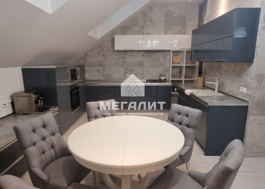 Это по-домашнему уютное и красивое место для приятного отдыха на воздухе с обилием зелени, цветов, прогулочными дорожками, беседкой и детской игровой зоной.