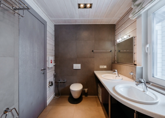 Внутренняя отделка дома выполнена из натурального дерева, во всех помещениях установлены пластиковые евроокна и кондиционеры.