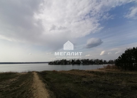 Если Вы мечтаете купить участок в пригороде Казани в сосновом лесу, где Вы сможете построить уютный теплый дом для круглогодичного проживания, то у нас есть подходящий вариант!<br /><br />*Респектабельная топовая локация: <strong>Лаишевский район Татарстана,  Матюшинское сельское поселение, Зеленый Бор!</strong><br />*<strong>20 минут езды от центра Казани</strong><br />*Огороженная <strong>приватная территория небольшого комьюнити</strong><br />*Солидное соседство<br />*Все <strong>коммуникации заведены</strong> на территорию<br />*Идеальная<strong> асфальтированная дорога</strong><br />*Участок<strong> в кружении хвойного леса вблизи реки</strong><br />*<strong>Согласовано строительство кирпичного дома</strong><br /><br />В это место невозможно не влюбиться!