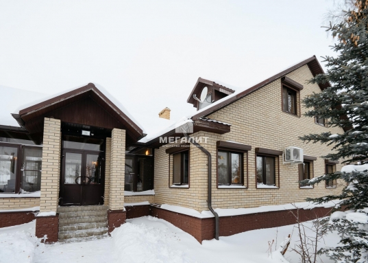 При этом есть возможность либо организовать еще одну детскую, либо объединить комнаты и укрупнить пространство.<br />В состав дома входит просторная крытая веранда, объединяющая жилое пространство с зоной барбекю.<br /><br />Дом полностью экологичен, каким и должен быть качественный дом для жизни на природе!<br />Великолепные видовые характеристики в любое время года: летом - бескрайние просторы Волги и щебет птиц, зимой - настоящая Новогодняя сказка!<br /><br /><strong><span style="text-decoration:underline;"> Об участке:</span></strong><br /><br />Участок расположен в 300 метрах от берега Волги.