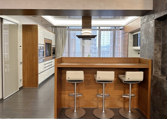 Все в идеальном состоянии.<br /><br />Система "Умный дом", дорогостоящая система приточно-вытяжной вентиляции, кондиционирование.<br />В дополнение к квартире для комфортной жизни предлагается к покупке 3 парковочных места (2 из которых расположены у входа в лифт) в подземном паркинге и кладовая.<br /><br />Стоимость 270 млн.