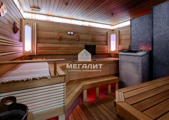 Просторная гостиная с выходом на летнюю террасу, большая кухня-столовая со встроенным кухонным гарнитуром и всей необходимой техникой, 5 спален, гардеробные, 4 санузла, прачечная, котельная, а так же уютный банный комплекс, включающий в себя предбанник, моечную, парную, комфортную комнату отдыха со всеми необходимыми удобствами, бассейн, джакузи.