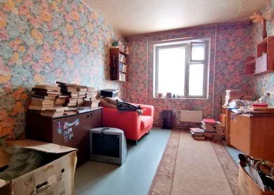 Чистый и аккуратный подъезд.</strong><br />    <br /><strong>       Освобождение квартиры и передача ключей в день сделки.</strong><br /><strong>      Дом расположен в развитом районе с полным набором всей инфраструктуры, остановка общественного транспорта с рядом с домом. В шаговой доступности большое количество детских садов, во дворе находится детский сад комбинированного типа «Задоринка» №393, по ул. М.