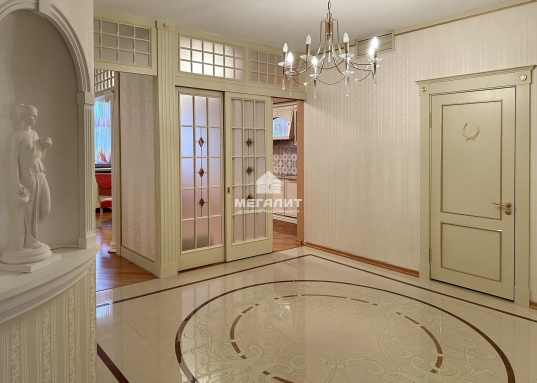 Она создана для тех, кто привык к лучшему и ценит качество во всём.</p><p><strong>Звоните, чтобы узнать больше и договориться о просмотре!<br /><br /><br /><br /></strong><em><strong>С уважением, ваш гид в мире недвижимости, Шахимарданова Гузель.</strong></em><br /><br /><em><strong>АН «МЕГАЛИТ» основано в 2004 году.