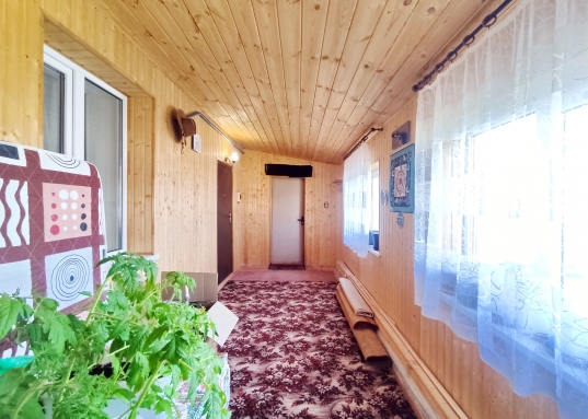 <br /><br /><br />Дом находится в тихом Пестречинском районе в<strong> селе Татарское Ходяшево</strong>, что обеспечивает спокойную и уютную обстановку для проживания.<br /><br /><strong>Общая площад</strong>ь дома <strong>75,7 кв.м. Участок</strong> ровный <strong>32,6 сотки</strong><br /><br />Дом <strong>кирпичный</strong>, снаружи обшит сайдингом,<strong> стандартный ремонт</strong>, пластиковые окна, на полу линолеум. Новые владельцы смогут <strong>сразу заселитьс</strong>я и начать комфортно <strong>проживать</strong>.<br /><br /><strong>В доме имеются все необходимые условия для жизни семьи</strong>: просторные комнаты, удобная кухня, санузел, установлен котел индивидуального отопления, бойлер на горячую воду и душевая кабина, погреб и все необходимые коммуникации, своя скважина.<br /><br /><strong>Во дворе</strong> есть <strong>бревенчатая баня, сарай, место для парковки Вашего автомобиля</strong>.<br /><br /><strong>На участке</strong> растут различные цветы, груши, яблоня, смородина, малина, клубника.