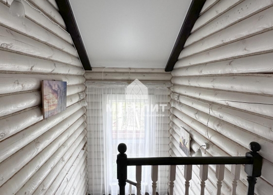 В 15 минутах ходьбы конно-спортивный комплекс.<br /><br />В поселке есть магазины Пятерочка, Верный, пункты выдачи маркетплейсов, аптеки, салон красоты, школ, детский сад.<br /><br />На участке есть возможность строительства второго дома.