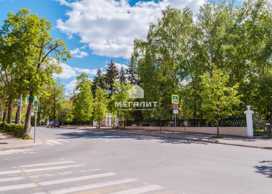 В 120 метрах от школы №18, в шаговой доступности от ведущих ВУЗов Казани и иных учреждений делового и культурного центра столицы РТ.<br /><br />Круглосуточная охрана, подземный паркинг, лифт до парковки, уютный внутренний двор, где размещены: игровая площадка для детей, площадка для отдыха взрослых, пруд с живыми рыбами и вишневый сад.<br /><br />Площадь квартиры: 155,2 кв.м.<br /><br />Организована удобная планировка:<ul><li>просторная кухня/гостиная: 42 кв.м.</li><li>спальная владельцев: 29,4 кв.м.</li><li>две комнаты: 20,1 и 17,5 кв.м.</li><li>два с/у: 10,2 и 3,2 кв.м.</li><li>гардеробная 3,6 кв.м.</li><li>холл 29,3 кв.м.</li></ul><br />​​​​​​​Стоимость продажи: 380 тр/кв.м.<br />Имеется 1 машиноместо в подземном паркинге.