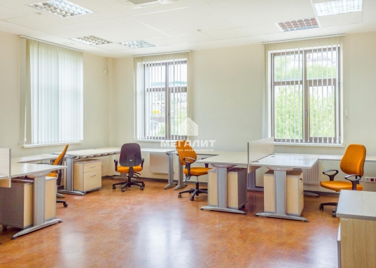 Сдержанность и комфорт в выборе интерьерных решений.<br /><br />• 2, 3, 4 и 5 этаж полностью укомплектованы мебелью иностранного производства.<br /><br />• Наличие на первом этаже двух больших помещений с отдельными входами, которые могут быть использованы в качестве клиентских офисов продаж или демонстрационных залов.<br /><br />• Подземная парковка в цокольном этаже на 17 машиномест.<br /><br />• Здание оснащено инженерными коммуникациями, которые гарантируют автономность и бесперебойность его работы.