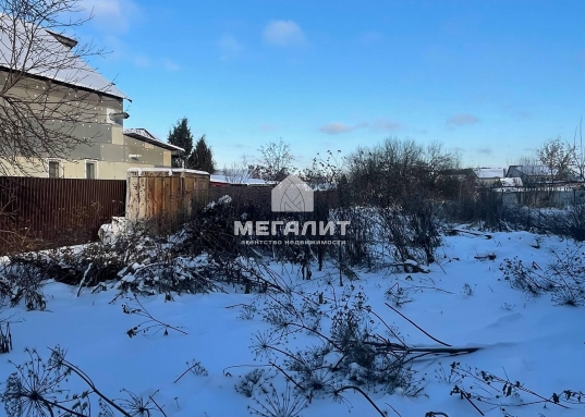 Кадышево, г. Казань, по адресу ул. Татарстан, 8А</strong>. <br /><br /><strong>Главное преимущество этого участка – полная готовность к строительству:</strong><br />• <strong>Асфальтированная дорога</strong> прямо до участка – забудьте о грязи и разбитых дорогах, комфортный подъезд в любую погоду.<br />• <strong>Электричество</strong> – подключение без проблем.<br />• <strong>Газ</strong> – возможность подведения к дому для отопления и бытовых нужд.<br />• <strong>Центральное водоснабжение</strong> – чистая вода всегда доступна.<br /><strong>ВОЗМОЖНО ПРИОБРЕТЕНИЕ ЕЩЕ 2х СОТОК У СОСЕДЕЙ!</strong><br /><br /><strong>Особенности участка:</strong><br />• <strong>Кадастровый номер:</strong> 16:50320114:23.