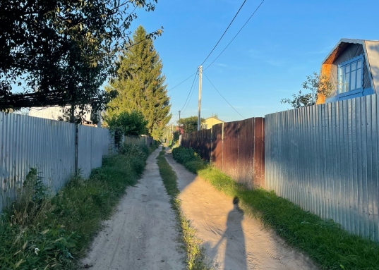 <br />Купить дачу около реки и в окружении соснового леса?<br />Тогда это предложение для вас!<br /><br />Участок и дачный дом в живописном СНТ "Аэропорт" Лаишевского района. <br /><br />Почему стоит обратить внимание именно на этот дом?<br />* Идеальное расположение: Центральная аллея, удобный подъезд прямо от въезда в СНТ.<br />* Уют и комфорт: Небольшой, но очень уютный домик с летней верандой-кухней, где приятно проводить время с семьей и друзьями.<br />* Безупречный участок: Ровный, ухоженный участок правильной формы 6 соток– идеальное место для воплощения ваших ландшафтных идей!<br />* Электричество круглый год, септик (3 кольца), возможность круглогодичного проживания (подъездные пути чистятся зимой).<br />* Соседи: Дружелюбные соседи, проживающие как сезонно, так и круглогодично.<br />* Природа вокруг: Живописное место, рядом Песчаные ковали, СНТ "Весна" СНТ "Полянка" Орловка, Орел, Кордон, Габишево, Волжанка, Бережок, Чистое озеро, сосновый лес – идеальное место для отдыха и прогулок на свежем воздухе.<br />* Голубой залив, р.