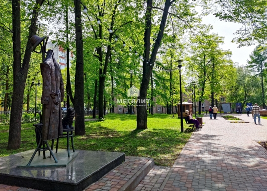 Лицей 131, Гимназия 96, Школа 18, КАИ, КФУ, КХТИ, КГАСУ, поликлиники, больницы.<br />- ТЦ Kazan Mall, ТРЦ Корстон, ТРЦ Кольцо, Парк Горького, скейт-парк Парк Урам, детский спортивный парк "Елмай" а также театры, музеи, магазины, кофейни, пекарни, атмосферные парки и скверы.<br /><br /><strong>Отличная транспортная развязка</strong>, остановки общественного транспорта в 3-х минутах, метро "Суконная слобода" 15 минут ходьбы пешком.<br /><br />Рядом улицы: Хади Атласи, Чехова, Вишневского, Лейтенанта Шмидта, Достоевского, Карла Маркса, Николая Ершова, Нурсултана Назарбаева, Калинина.<br /><br />Один взрослый собственник, вся сумма в договоре ЗВОНИТЕ!