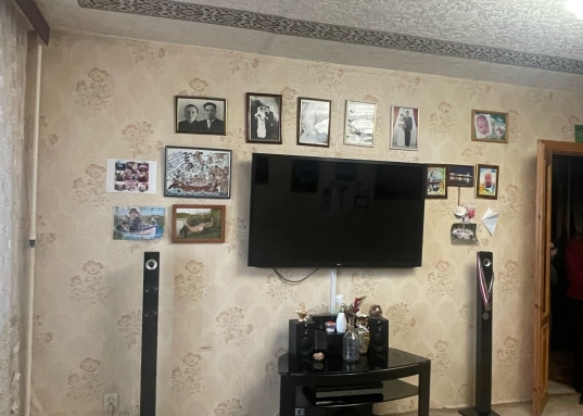 <span style="font-size:16px;"><strong><span style="text-decoration:underline;">Просторная квартира для дружной семьи в надежном кирпичном доме.</span></strong></span><br /><br />Вы искали квартиру, где тепло зимой и прохладно летом, где не слышно соседей и где есть место для каждого члена семьи?