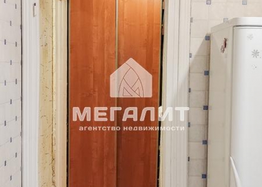 Продается 1-комнатная квартира на 5-ом этаже по ул. Абсалямова д. 28 (Ново-Савиновский район).<br /><br /><strong><em>О преимуществах квартиры:</em></strong><br />- не угловая, вид из окна на бульвар «Белые цветы»<br />- общая площадь квартиры 34,8 кв.м, без лоджии 33,7 кв.м<br />- кухня правильной формы 9,1 кв.м с выходом на застекленную лоджию<br />- совмещенный санузел 3,1 кв.м<br />- в прихожей имеется удобное место для гардеробного шкафа<br />- просторный закрытый тамбур на 3 квартиры<br />- в квартире все остается<br />- ремонт можно сделать по своему вкусу<br /><br /><em><strong>О доме и инфраструктуре:</strong></em><br />- дом с идеально чистым подъездом и новой входной группой<br />- 2001 года постройки<br />- новый лифт<br />- благоустроенный двор с детской площадкой<br />- рядом детские сады и престижные школы<br />- парки и скверы для прогулок и отдыха<br />- до метро «Козья Слобода» 12 минут пешком<br />- до остановок общественного транспорта 5 минут пешком<br />- рядом ТЦ Парк Хаус, Парк Победы, ТЦ Тандем, набережная Казанки, Чаша, Лемана Про, Татнефть арена, РК Ривьера – все в шаговой доступности<br /><br /><em><strong>О документах:</strong></em><br />- 1 взрослый собственник<br />- без занижений и обременений<br />- проходит по ипотеке<br />- чистая продажа<br /><br />Рядом расположены улицы: Чистопольская, Мусина, Меридианная, Четаева, Сибгата Хакима, Ямашева, Амирхана.<br /><strong>Звоните, покажем в удобное для Вас время.</strong><br /><br /><em><strong>С уважением, ваш гид в мире недвижимости, Эльмира Шайдуллина.<br />АН «МЕГАЛИТ» основано в 2004 году.