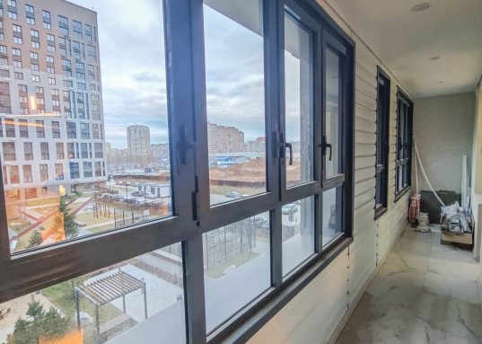 Окна выходят во двор и улицу.<br />В квартире есть все необходимое для проживания:<br />- в спальне: двуспальная кровать, телевизор, кондиционер, шкаф, 2 прикроватные тумбы, комод.<br />- в зале: диван, телевизор, кондиционер.<br />- на кухне: встроенная техника (холодильник, посудомоечная машина, духовой шкаф, микроволновка, эл.