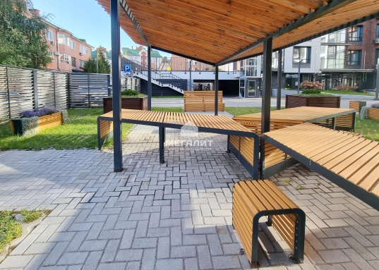 Единственный в г.Казани дом премиум-класса повышенной комфортности, сертифицированный по программе "Green Zoom", созданный по последним технологиям, авторской архитектурой и современным дизайном. При строительстве применялись только экологические строительные материалы.<br />Реализована система закрытого двора без машин, установлены датчики движения и датчики света, энергосберегающее освещение в местах общего пользования.