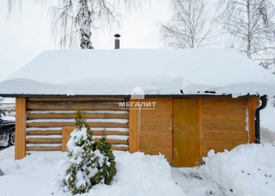 В основном известковая почва, поэтому очень хорошо растут косточковые деревья: яблони и вишни.<br /><br /><br /><span style="text-decoration:underline;"><strong>Юридические аспекты:</strong></span><br /><br />Единственный собственник, строивший дом для своей семьи, без залогов и обременений.