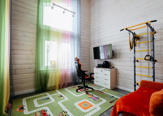 Ровный участок 30 соток огорожен кирпичным забором. Благоустроенная территория,  реализован ландшафтный дизайн, вымощенные прогулочные дорожки, прекрасный газон, сосны, ели, теплица и другие плодоносящие растения.