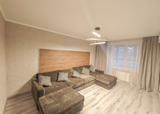 Адрес: ул. Петра Полушкина, дом 4, Количество комнат: 2, Общая площадь: 61.1 м<sup>2</sup>, Жилая площадь: 32 м<sup>2</sup>, Площадь кухни: 13 м<sup>2</sup>, Этаж: 4/17, Тип дома: Кирпичный