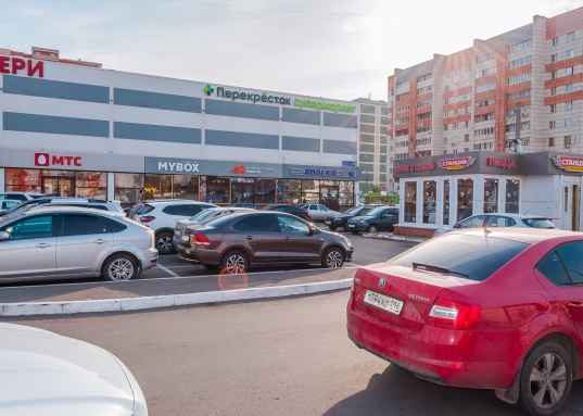 расположено</p><p>в ТЦ «Савиново», по адресу: пр-т Ямашева д.93.<br /><br />- Первый этаж</p><p>- Отдельная входная группа</p><p>- Большое витражное окно</p><p>- Свободная планировка</p><p>- Помещение оборудовано с/у</p><p>- Два кондиционера</p><p>- Много места на фасаде для размещения вывески<br /><br />   ТЦ оборудован большой наземной парковкой с удобными заездами/выездами на пр.