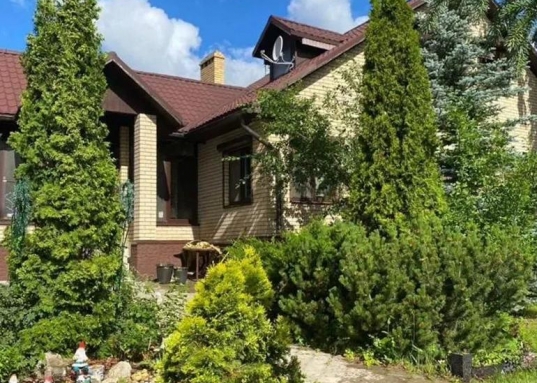 Организован спуск на воду для катера.<br />В 100 метрах от дома благоустроен родник с вкуснейшей водой, сразу за которым можно прогуляться по лесу.<br /><br />Воздух - одна из изюминок данного предложения! Здесь хорошая роза ветров, климат как в Крыму или Сочи, горный воздух, почти что морской.