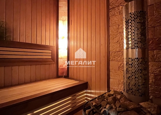 Экологически чистый уголок Казани: поселок окружён лесом, что гарантирует свежий воздух и возможность наслаждаться прогулками на природе круглый год. <br />Шикарное месторасположение:10 минут езды до центра на машине или 10 минут пешком до станции метро "Дубравная!.<br /><br /><strong><em>О доме:</em></strong><br />* Дом 2014 года постройки<br />* На 1 этаже кухня-гостиная 33,2 м2 с выходом на террасу 12 м2, кабинет, просторная прихожая,тамбур, гостевой сан.узел, котельная и банный комплекс;<br />* На 2 этаже мастер-спальня 22,7 м2 с собственной ванной комнатой, 2 спальни по 20 м2 и 13,4 м2, гардеробная, сан.узел с душевой<br />* На цокольном этаже есть небольшой оборудованный подвал 6,2 м2 и кладовая для хранения 14 м2<br />* Централизованные водоснабжение<br />* Канализация септик 2 колодца с переливом по 6 колец<br />* По периметру дома - забор, есть гараж и навес с откатными воротами.<br /><br /><strong><em>Об участке:</em></strong><br /> * Участок правильной формы 6,5 соток<br /> * Забор по всему периметру, откатные ворота<br /> * Перед домом и по периметру - брусчатка<br /> * Зона барбекю с русской печью<br /> * Ухоженный плодоносящий сад: яблони, груши, слива, цветник и т.д.<br /><br /><strong> Удобное местоположение:</strong><br />Всего 10 минут на автомобиле и вы уже в центре города!