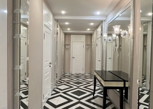 Закрытая охраняемая территория дома, круглосуточное видеонаблюдение.