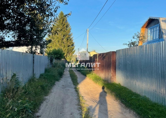 <br />Купить дачу около реки и в окружении соснового леса?<br />Тогда это предложение для вас!<br /><br />Участок и дачный дом в живописном СНТ "Аэропорт" Лаишевского района. <br /><br />Почему стоит обратить внимание именно на этот дом?<br />* Идеальное расположение: Центральная аллея, удобный подъезд прямо от въезда в СНТ.<br />* Уют и комфорт: Небольшой, но очень уютный домик с летней верандой-кухней, где приятно проводить время с семьей и друзьями.<br />* Безупречный участок: Ровный, ухоженный участок правильной формы 6 соток– идеальное место для воплощения ваших ландшафтных идей!<br />* Электричество круглый год, септик (3 кольца), возможность круглогодичного проживания (подъездные пути чистятся зимой).<br />* Соседи: Дружелюбные соседи, проживающие как сезонно, так и круглогодично.<br />* Природа вокруг: Живописное место, рядом Песчаные ковали, СНТ "Весна" СНТ "Полянка" Орловка, Орел, Кордон, Габишево, Волжанка, Бережок, Чистое озеро, сосновый лес – идеальное место для отдыха и прогулок на свежем воздухе.<br />* Голубой залив, р.