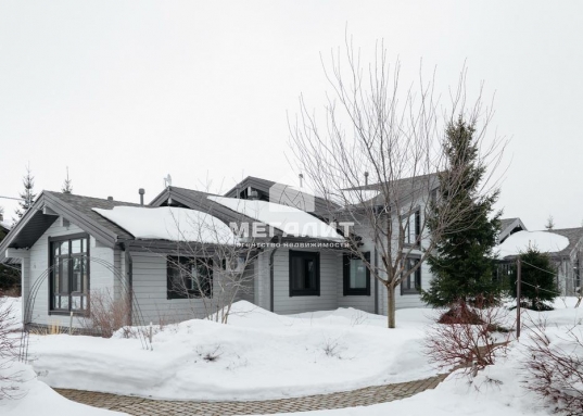 Внутренняя отделка дома выполнена из натурального дерева, во всех помещениях установлены пластиковые евроокна и кондиционеры.