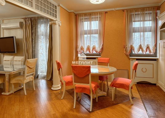 Это не просто жильё, а заявление о статусе: дом расположен в шаговой доступности от здания Госсовета РТ и Кабинета Министров.</p><h4>Ключевые характеристики</h4><ul><li><p><strong>Площадь:</strong> 153.3 м².</p></li><li><p><strong>Этаж:</strong> 4‑й.</p></li><li><p><strong>Год постройки дома:</strong> 2004.</p></li><li><p><strong>Высота потолков:</strong> 3 метра.</p></li><li><p><strong>Особенности планировки: </strong>просторная кухня, столовая-гостиная с французским балконом, рабочий кабинет с панорамными окнами, мастер-спальня с собственным санузлом, гардеробной и лоджией, гостевой санузел при входе.</p></li><li><p><strong>Камерность:</strong> всего 2 квартиры на лестничной площадке — гарантия приватности и спокойствия.</p></li><li><p><strong>Стоимость:</strong> 63 млн рублей (включая парковочное место в подземном паркинге).</p></li></ul><h4>Безупречная отделка и премиальная мебель</h4><p>Квартира ждёт своих хозяев: ремонт выполнен в 2009 году, в ней <strong>никто не жил</strong>.