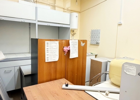 Доступные помещения на 2 этаже : 72 кв.м., 35,1 кв.м., 20,1 кв.м. Стоимость аренды за 1 кв.м. площади 400 руб/месяц

В помещении 72 кв.м. есть мокрая точка  и принудительная вентиляция (ранее использовалось под лабораторию) 
  
Рядом находятся: Арбузова, Халитова, Губкина, Зур Урам, проспект Мира.