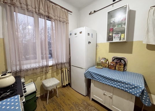 О документах:
- Квартира  от первых собственников                                                                                                                                           
- Без долгов и обременений 
- Свободная продажа
- Без детских долей

О квартире:
- светлая, теплая, чистая квартира   
- балкон застелен, на всех окнах пластиковый стеклопакет, все окна во двор
- ремонт не  делали давно, но состояние жилое
- полы деревянные, стены, потолки побелка 
- счетчики на свет, воду
О доме:                                                                                                                                                                          - дом после кап.