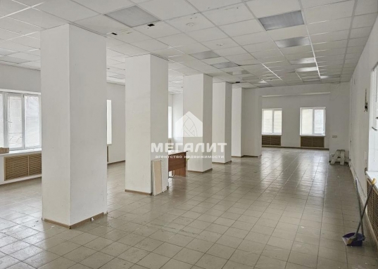 Сдаю в долгосрочную аренду торговое помещение с высоким автомобильным и пешеходным трафиком!<br /><br /><strong>Помещение общей площадью 174.8 кв.м. расположено на границе Московского и Кировского районов по адресу ул. Восстания, д. 92.</strong><br /><br />Помещение находится на 1-ом этаже нежилого здания, возведенного на 1-ой линии одной из самых высокооживленных проезжих частей г. Казани.