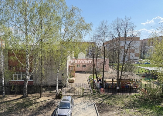 5 топоров) - основана по приказу Петра I как район Адмиралтейства (второго посте Петербургского) для строительства судов Каспийского флота.<br />В рамках начавшейся реновации Адмиралтейской слободы возражден один из старейших в городе парков - Сад рыбака, расположенный в 5 минутах ходьбы от ЖК Адмирал.<br />Ожидается создание делового центра, обширной музейно-рекреационной зоны «Адмиралтейская верфь» с аллеей исторических кораблей, причалами и новой Волжской набережной. <br /><br /> О КОМПЛЕКСЕ:<br />Комплекс сдан в 2026 году.<br />Всего 77 квартир.<br />Приватный двор без машин на стилобате.