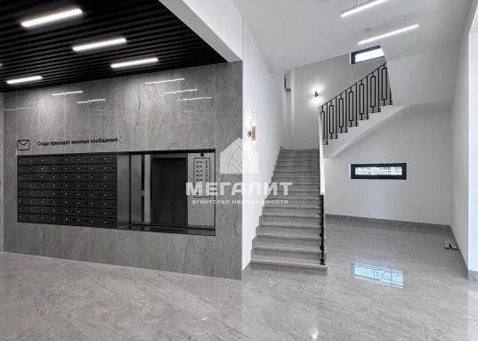 Прекрасная возможность купить квартиру по самой выгодной цене!​​​​​​​<br /><br /><strong>Вашему вниманию представлена просторная 2-евро квартира площадью 55,01 м2 в ЖК "Жилой дом на Хади Атласи" (Вахитовский район Казани).</strong><br /><br />Жилой комплекс бизнес класса от застройщика "Суварстроит" <strong>вводится в эксплуатацию в ноябре 2025 года. </strong><br />Квартира сдается с<strong> черновой отделкой</strong> для удобства воплощения Ваших дизайнерских задумок.