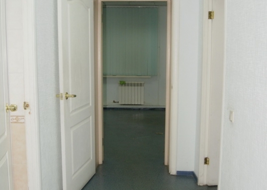 Комфортные, светлые офисные помещения расположены на 1 этаже.