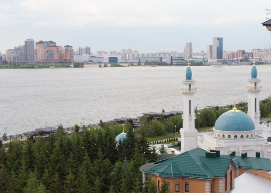 Жилой комплекс находится в самом центре исторической части Казани, у подножия Казанского Кремля.