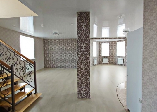 Просторный 2-этажный кирпичный дом, площадью 159,8 кв. метров на участке 8 соток, расположен в поселке Зимняя Горка (Лаишевский район) в 29 км от Казани.